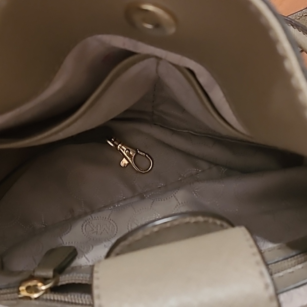 MICHAEL Michael Kors handbag and matching wallet - Picture 5 of 8